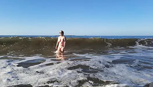 Asli cewek nudis lagi asik main bugil di ocean waves