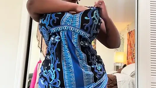 Elbiseli tombul zenci kadın büyük göğüslerini ve götünü gösteriyor