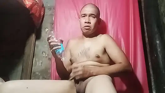 Yarağımı plastik şişeye sokuyorum