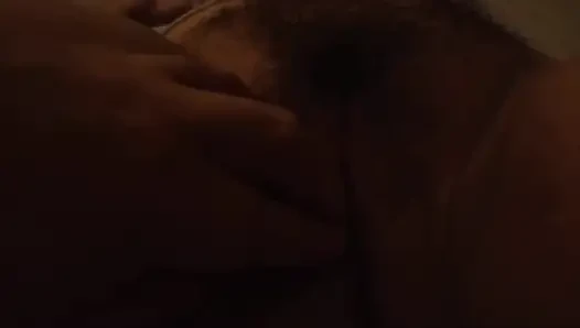 Rekanku lagi ngelakuin memek berbuluku sebelum waxing memekku