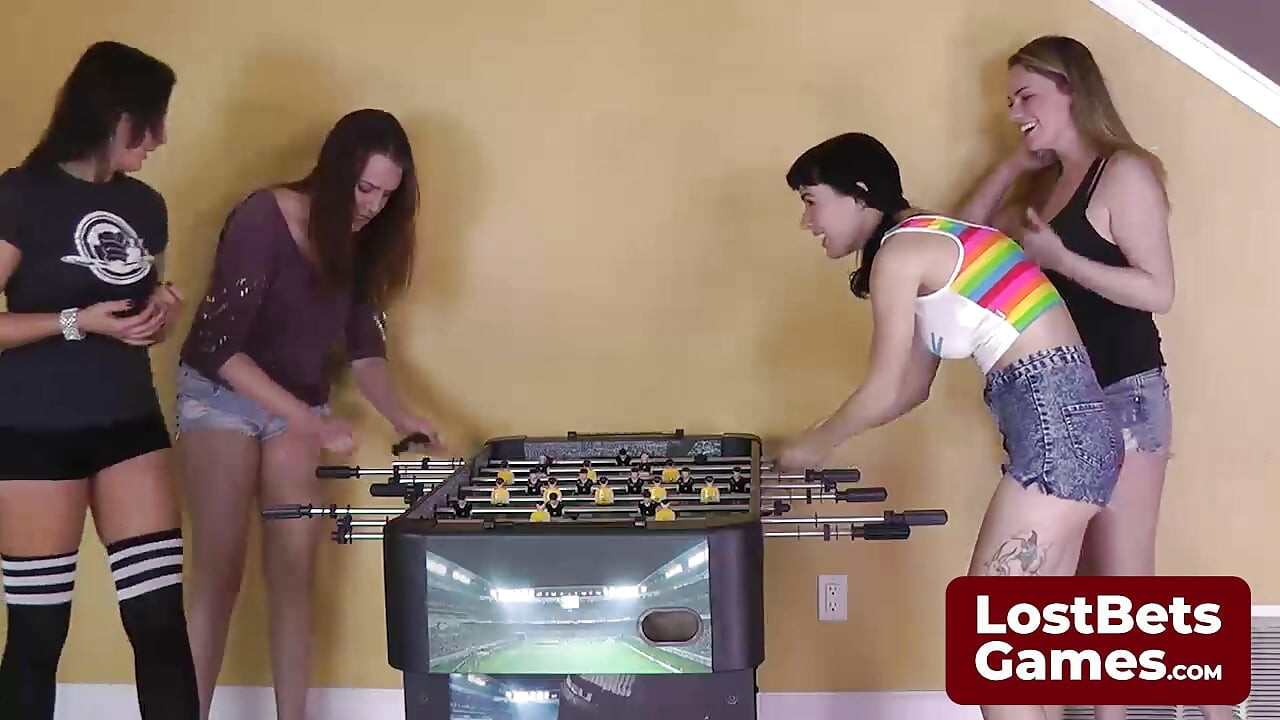 Elektryzujące starcie Strip Foosball przeciwko Starli i Selinie