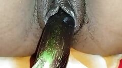 Kolkata college-mädchen masturbiert mit einer aubergine