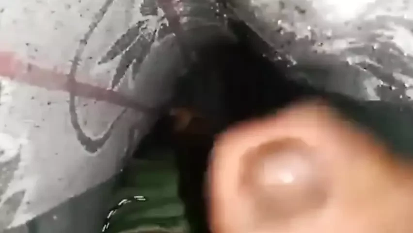 Un giovane ragazzo si masturba a casa