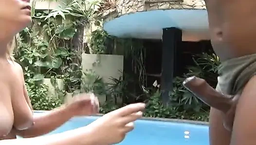 Blondine bekommt die muschi geleckt und dann von einem riesigen schwanz bis zum abspritzen in den arsch gefickt