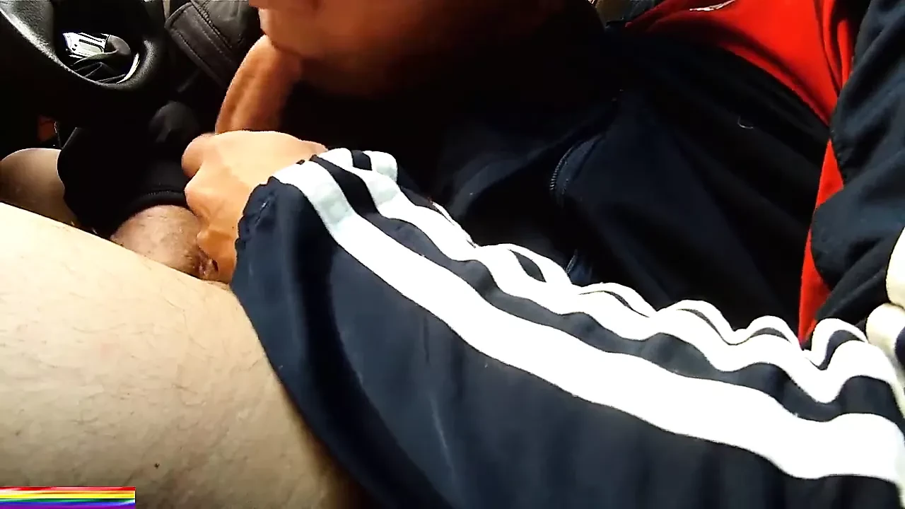 Az öreg nagypapa faszt szop és cumit eszik egy autóban