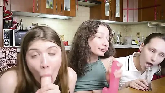 Извращенные шлюшки-подружки сосут в тройничке, глубоко горячо