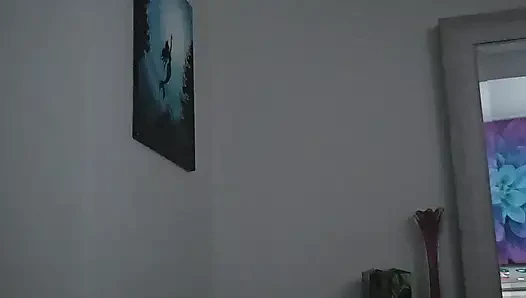 Ayak parmaklarını emiyor