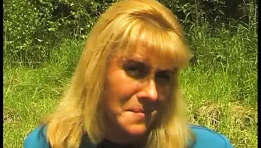 Волосатая зрелая блондинка приятно провлекается на улице