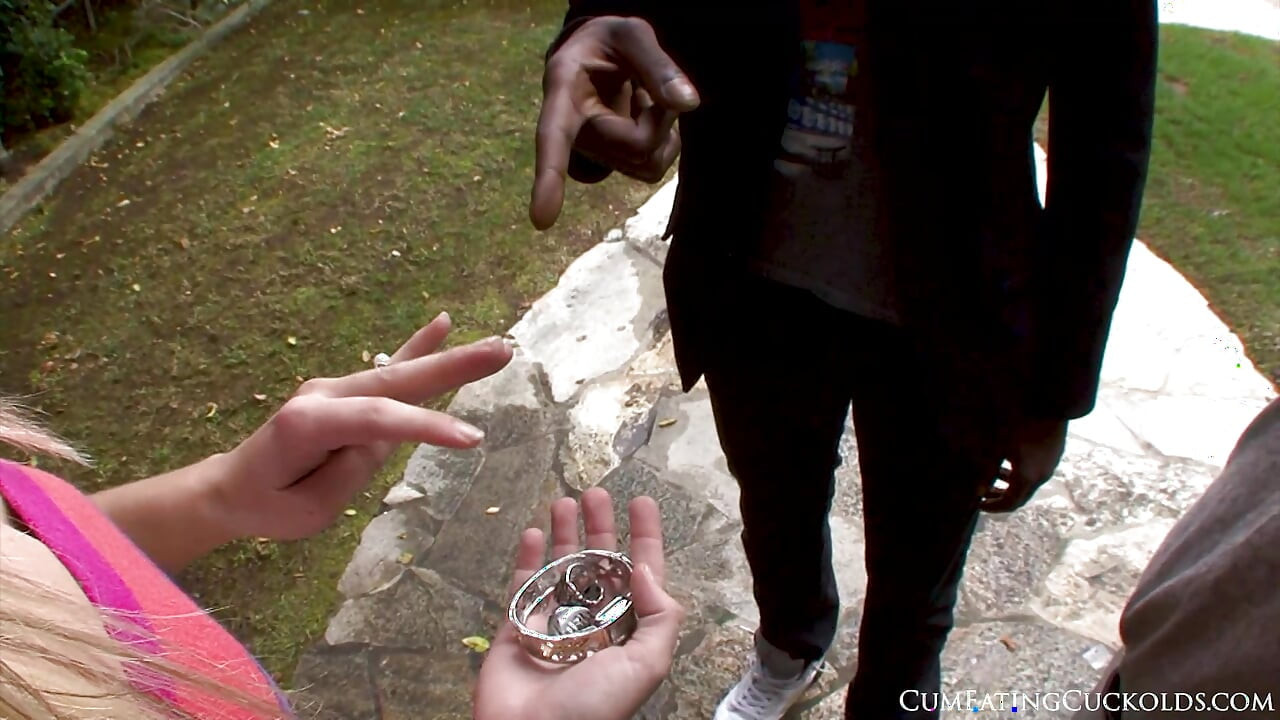 Sophie carter很年轻, 但她的绿帽男太老了