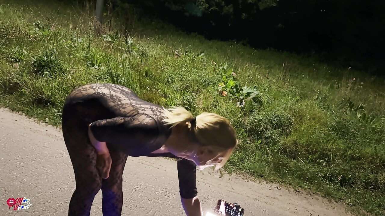 Fofa loira prostituta de rua deixa cada buraco ser fodido na rua