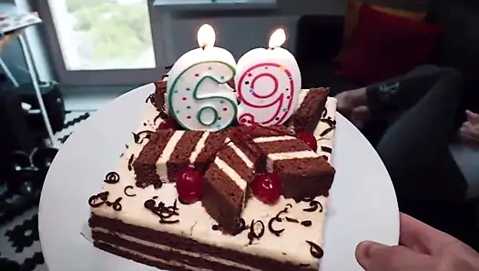 Stiefschweine bekommt ein großes geschenk zum geburtstag