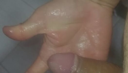 내 엉덩이를 자위하는 동안 내 손 전체를 정액으로 적셨어