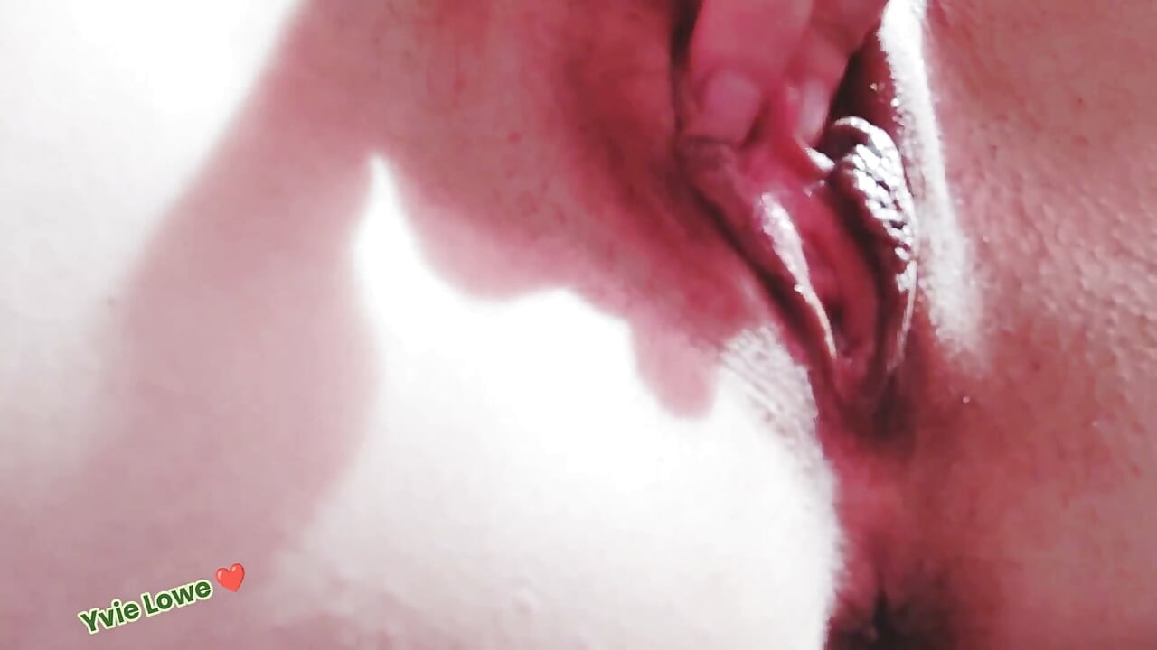 Would You Slap Your Huge Dick on It Please? Yvie Lowe - Pussy Slapping & Clit Play on Big Inner Lips Closeup / Solo