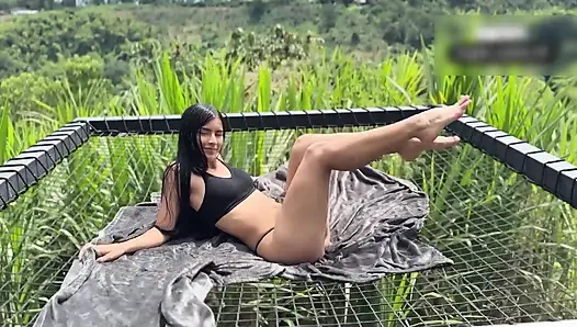 Aku nyepong kontol tetanggaku dengan nikmat!