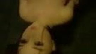 Een siliconen sekspop in slow motion neuken
