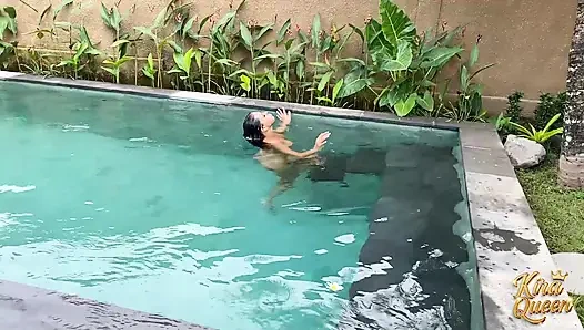 Düzgün vücutlu orta yaşlı seksi kadın Kira Queen tek başına yüzmeyi zevk anına dönüştürüyor!