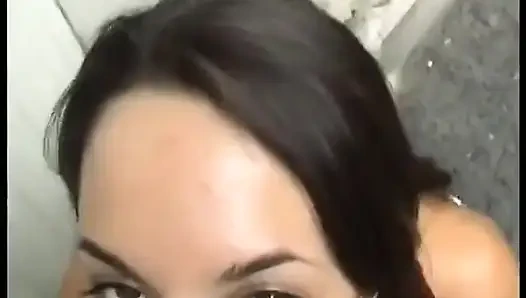 Güzel lisa kendini çok ateşli bir yolculuğa atıyor!