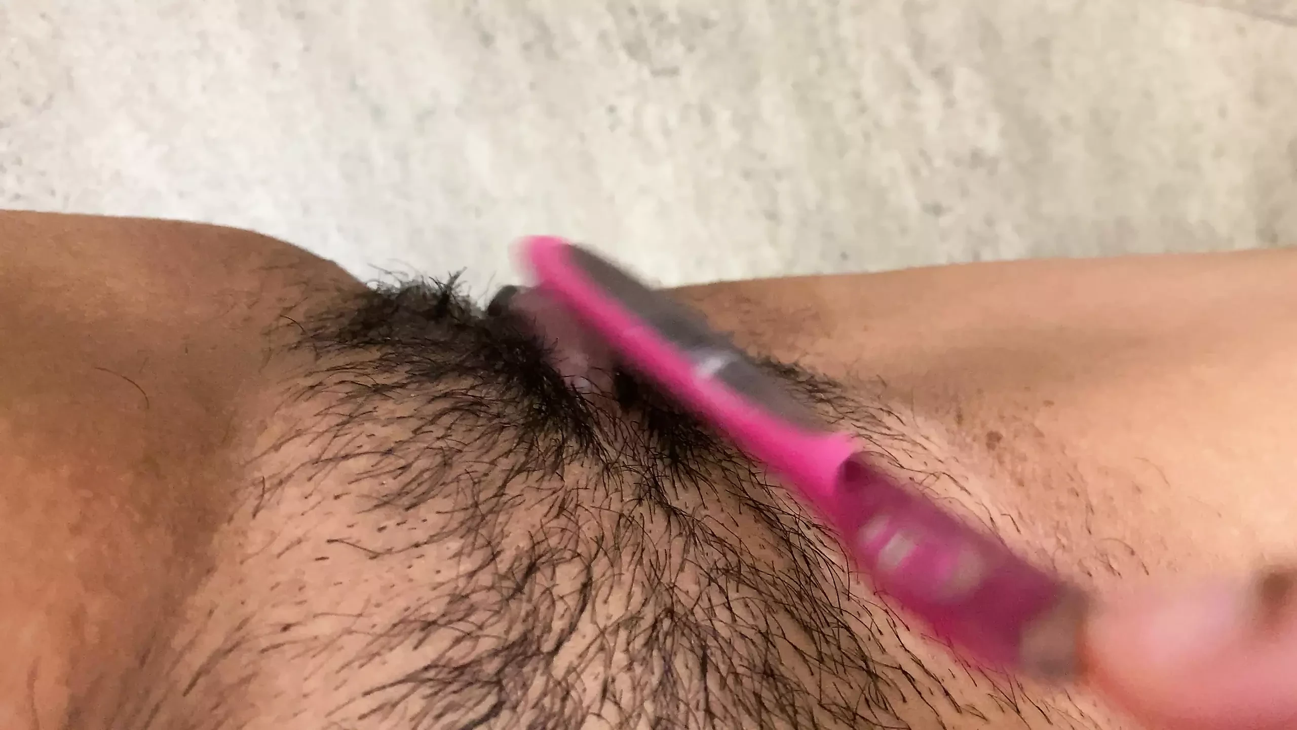 Spazzolino da denti si masturba la figa