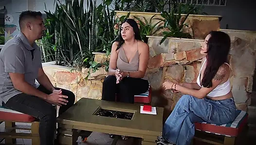 İş görüşmesi kontrolden çıkıyor ve sonunda seks yapıyoruz