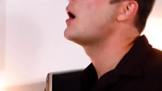 Шарон Пинк получает в офисе и кладет эти большие массивные сиськи ее в лицо.