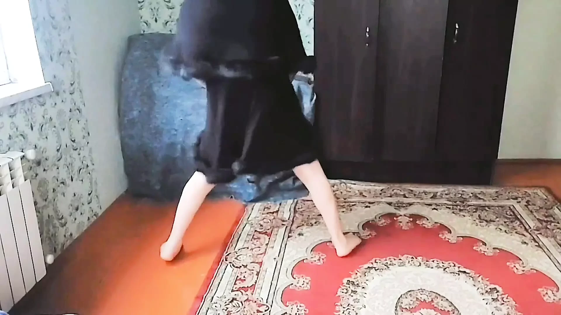 Le giocose sissy mostrano nuove calze e guanti di pizzo