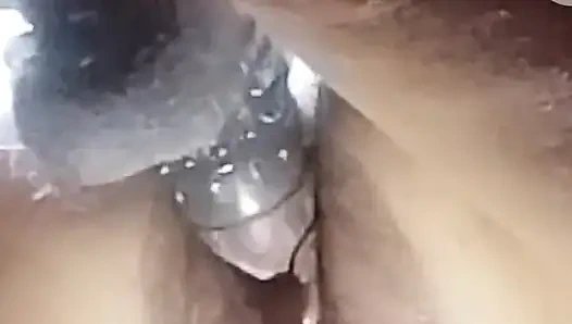 Islak amcığını sikmek için sikimi görünce kontrolünü yitirdi