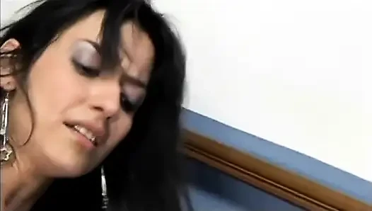 Memek gadis nakal dengan toket dan rok kulit ini dientot habis-habisan di garasi rumah