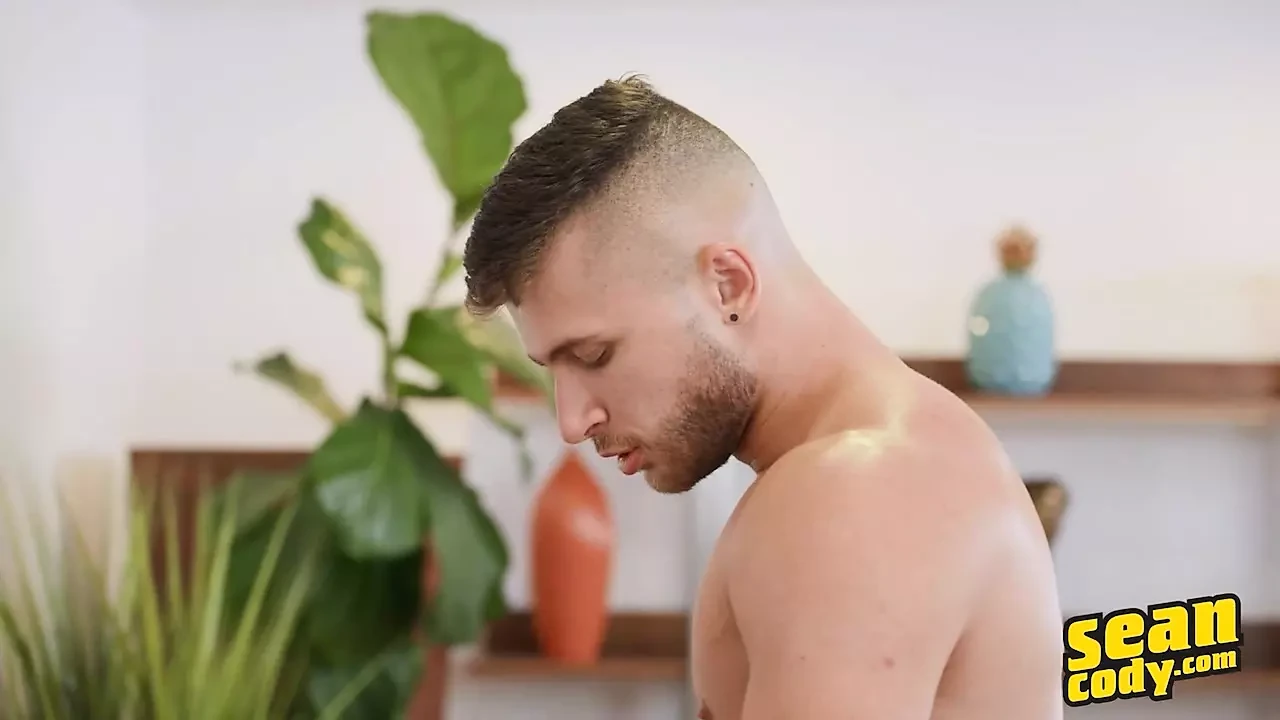SEAN Cody - возбужденные чуваки Devy и Brogan ненадолго ублажают очко друг друга, в результате чего происходит огромный праздник спермы