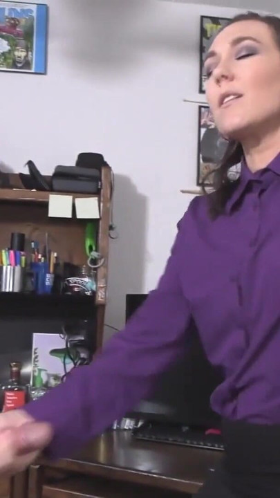 Emotivni trenutak iz "Seksi profesorica Sinn Sage puši kurac i jebe se!"