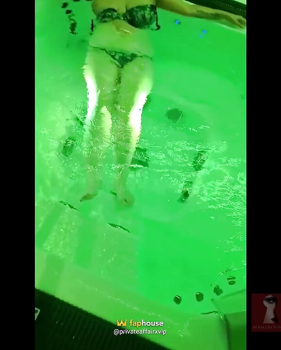 18-letni Fan Dostrzegł Mnie W Publicznym Spa I Napełnił W Wannie Z Hydromasażem