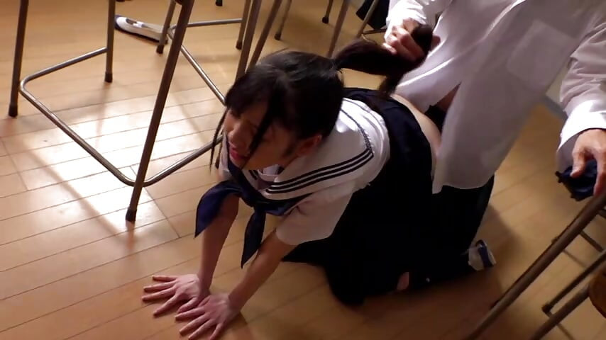 空っぽの広間で一人、秘密の出会いが展開する