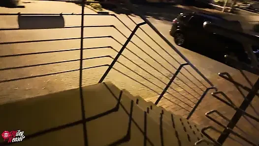 Çılgınca!! Randevudan sonra halka açık yerde sarışın bir kız sevişti!!