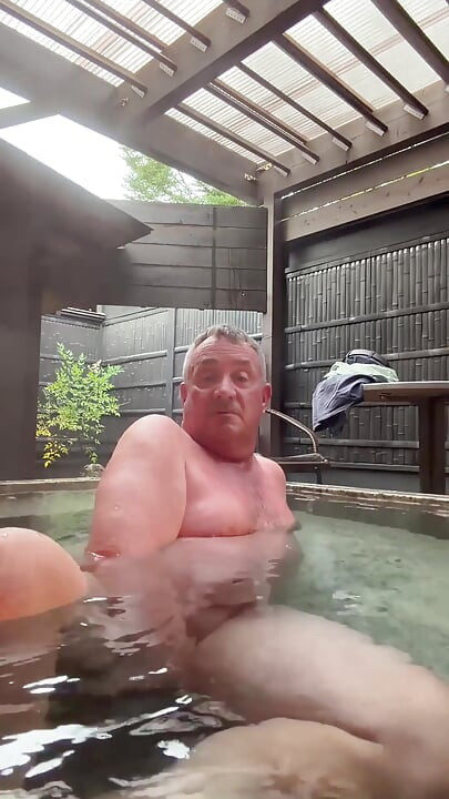 シャワーを浴びて、さらにホットタブで遊ぶ