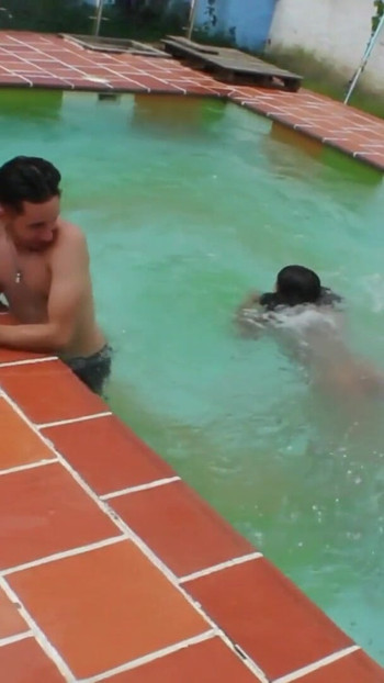 Futai surpriză în piscină cu vecina când a crezut că este singură! | Clipul 1