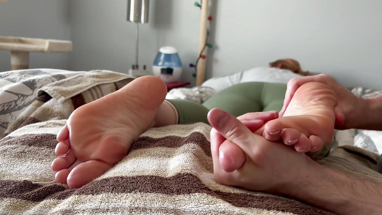 Styvmammas mjuka krämiga sulor väntar på massage när pappa inte är hemma