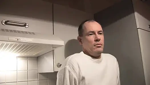 Sarışın genç kız canavar bir yarakla sikilirken bacaklarını açıyor