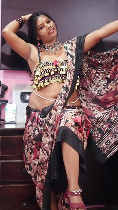 Doodh wale ne teeno bhabhi ko doodh se nahlaya
