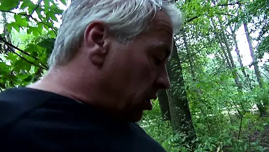 Tante rambut pirang toket besar dan bertato dijemput dan dientot nyepong kontol