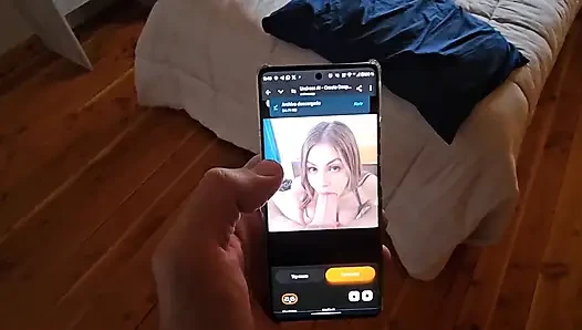 Büyük götlü bir sarışından bir uygulamada çıplak bir fotoğraf istedim