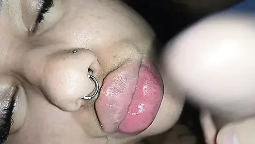 SHE WANTS CUM ON HER LITTLE BITCH FACE, THE CUCKOLD FILLS WITH ALL THE HORNINESS