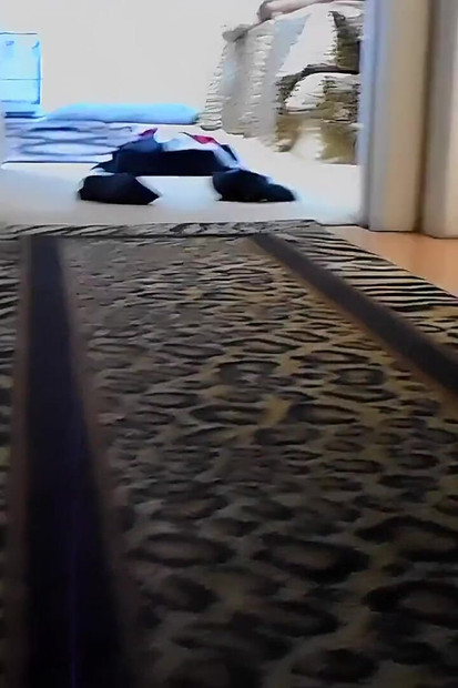 Maleni Perverznjak Šulja Se Po Ogromnim Dečkima