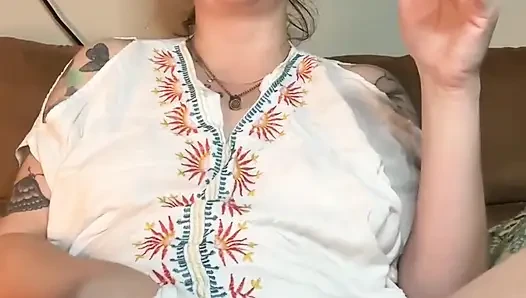 Tante seksi lagi asik masturbasi sambil merokok
