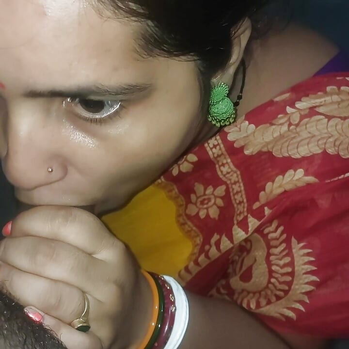 Une femme desi du coin suce dans la bouche, vidéos de crème