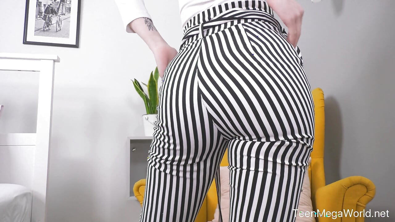 Snygging döljer dildo i fitta