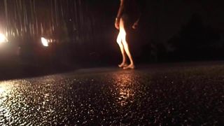 Nackt unter Regen auf der Straße erwischt