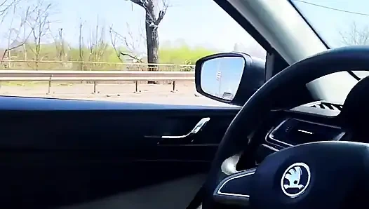 Fast erwischt! Er wichst im Verkehr vor mir, ich liebe es zu beobachten. Großer cumshot! Teil 1