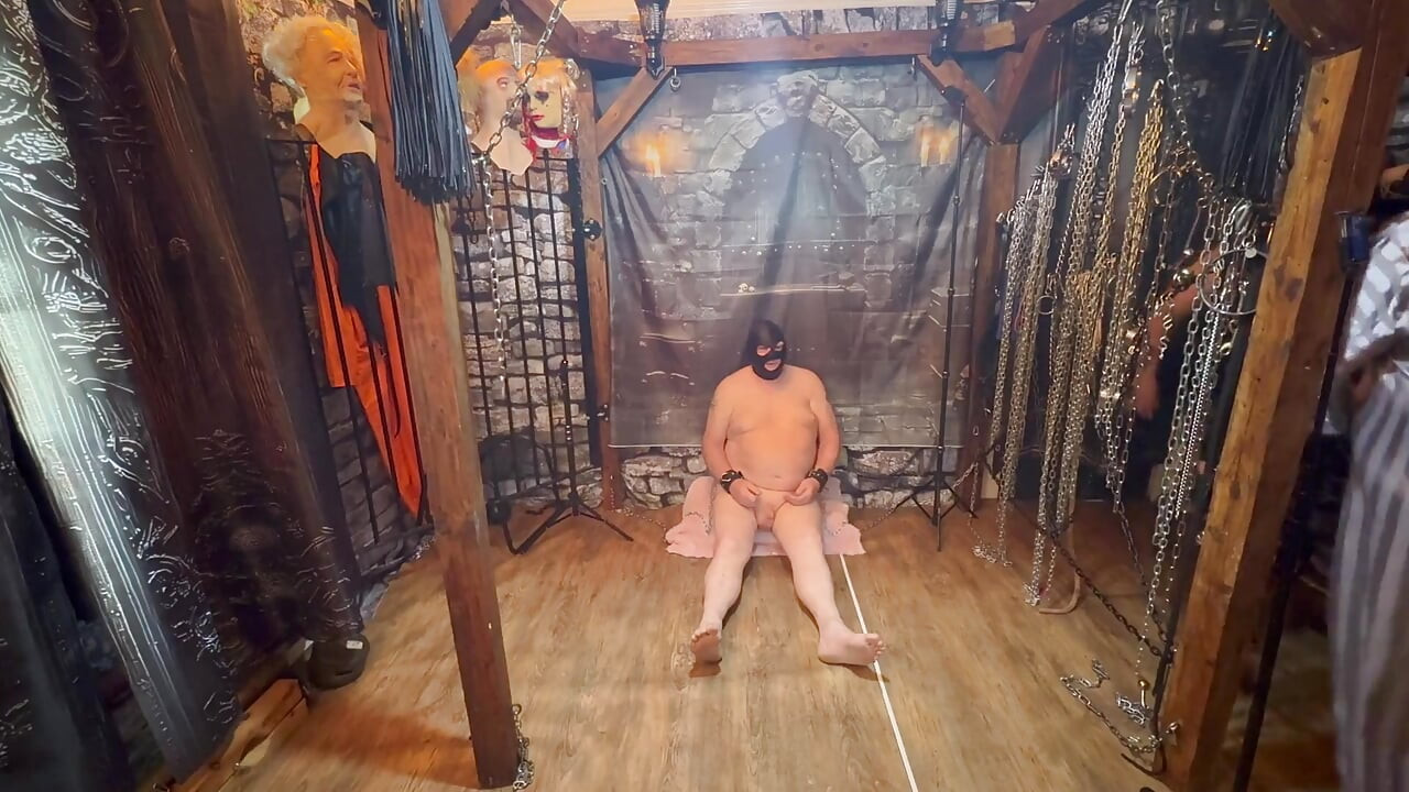 Bagian 1:- Lanista Bear & Domina Satana ngentot memek cewek penjilat di penjara bawah tanah untuk dimainkan.
