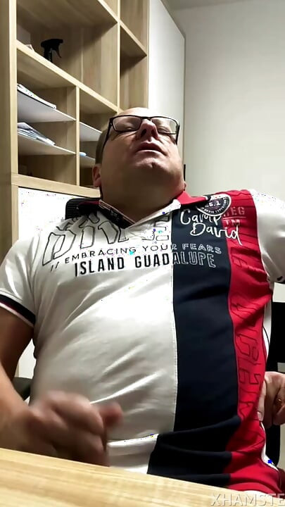 Maduro macho se pega un pajote en su gran polla mirando a cam