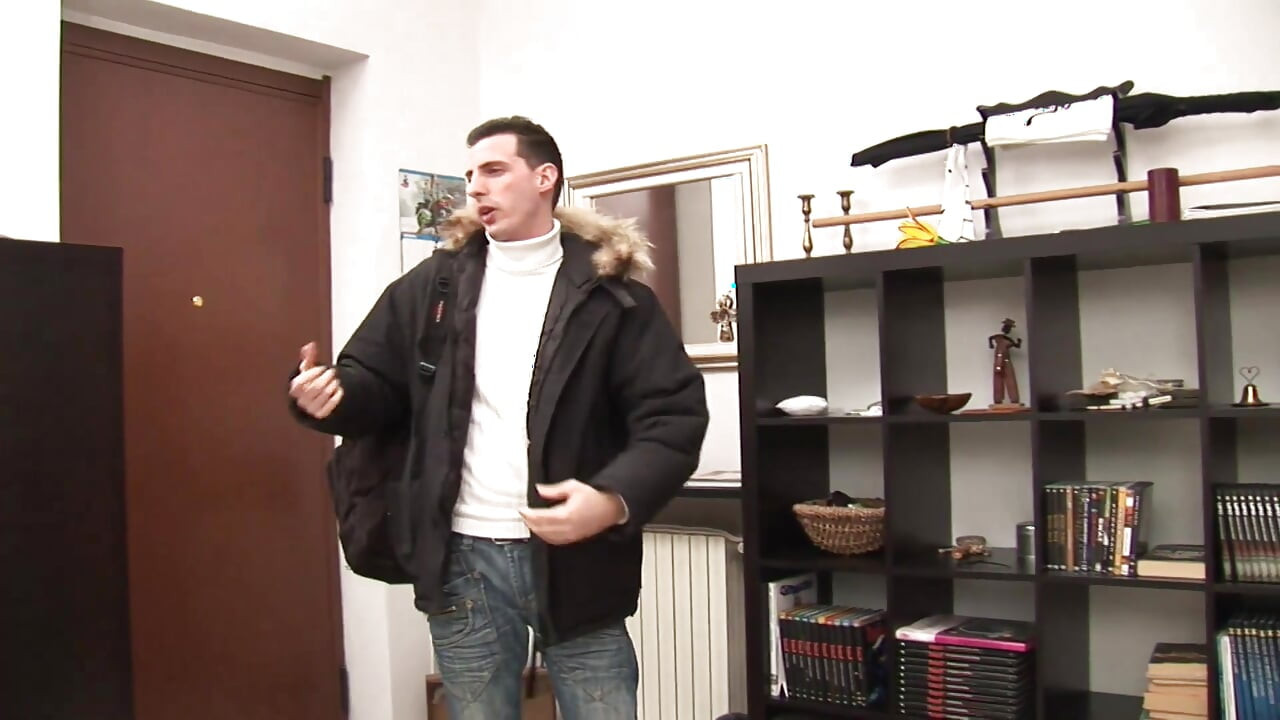 O mamă vitregă sexy își consolează steosonul sugându-i pula