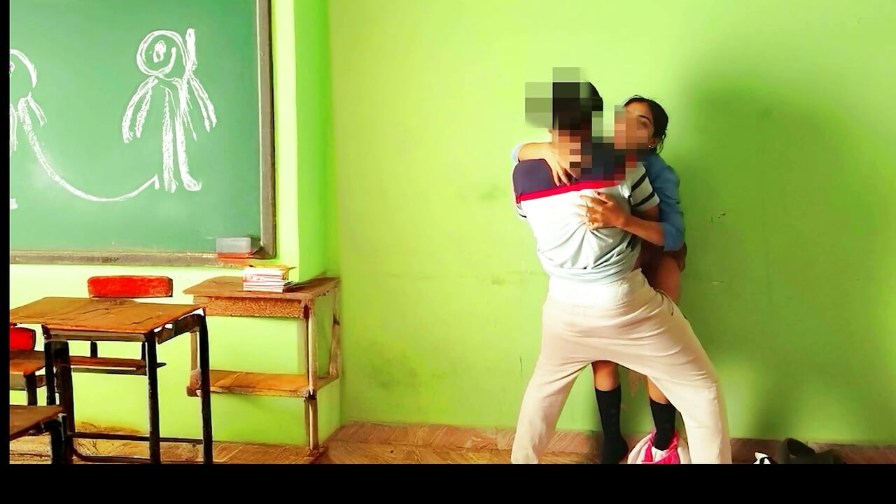 インドの女子校生がアナルセックスで巨根に犯される